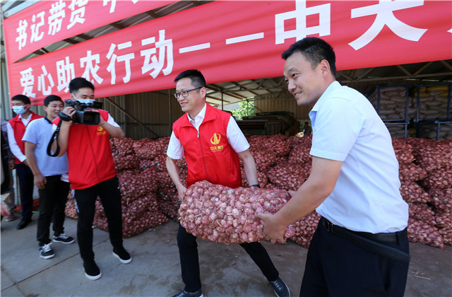 十噸！中天九建愛心助農(nóng)，直采滯銷大蒜！