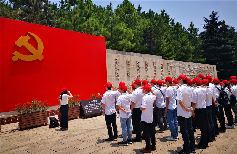 2020年6月30日，中天三建黨支部組織上海區(qū)域、蘇南分公司全體黨員及部分流動(dòng)黨員、預(yù)備黨員、入黨積極分子等40余人赴嘉興南湖開展“七一”主題黨建活動(dòng)。