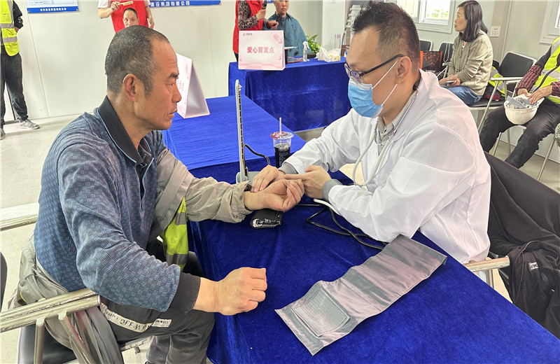 五一前夕，天津公司組織開展為項目一線職工提供愛心剪發(fā)、愛心義診、愛心贈飲、愛心咨詢、愛心加餐服務(wù)，給工友們送去了勞動節(jié)的問候。